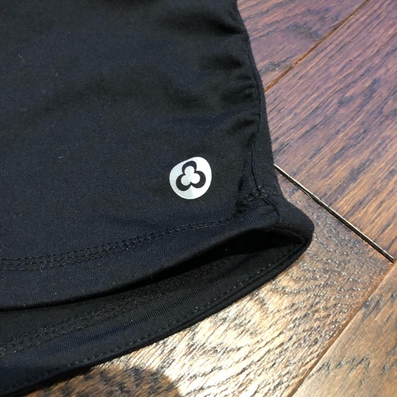 Titika shorts - Picture 2 of 5